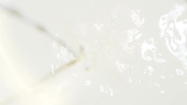 Верхний Вид Наливая Свежее Коровье Молоко Стакан Стол Крупным Планом — стоковое видео