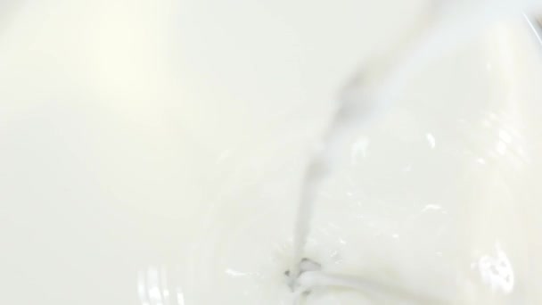 우유를 유리잔에 클로즈업된 Fullhd 비디오 — 비디오