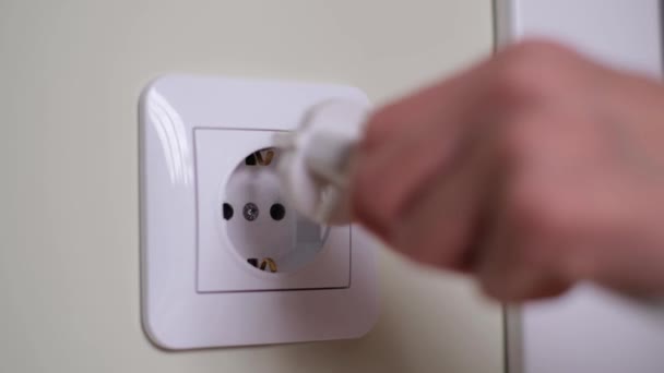 Mão Colocando Plug Tomada Eletricidade Perto Plugue Branco Conecta Saída — Vídeo de Stock