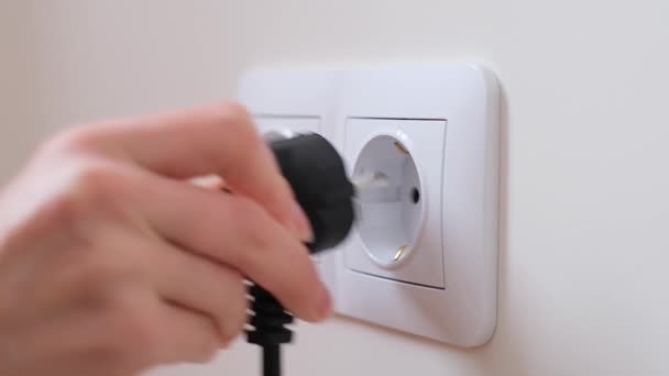 一只手将欧元插头插入挂在墙上的欧元插座中 打开设备 — 图库视频影像