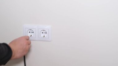 Güç kablosunu bir elektrik prizine bağlıyorum. Evin duvarında klasik taşınabilir bir elektrik prizi. 4k video