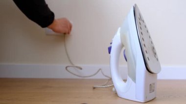 Prizden ütüyü kapatıyorum, evde güvenlik var. Evde elektrikli ev aletleri var. Yangın güvenliği. 4k video