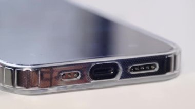 Modern bir akıllı telefonu USB portundan şarj etme videosu. Bir cep telefonunu şarj etme süreci. 4k video