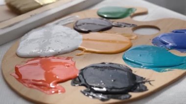 Renkli yağlı boyalı ahşap palet. Renk paleti kapat. Soğuk ses tonları. Estetik bir tat. Pastel renkler. Renk kumaşı.
