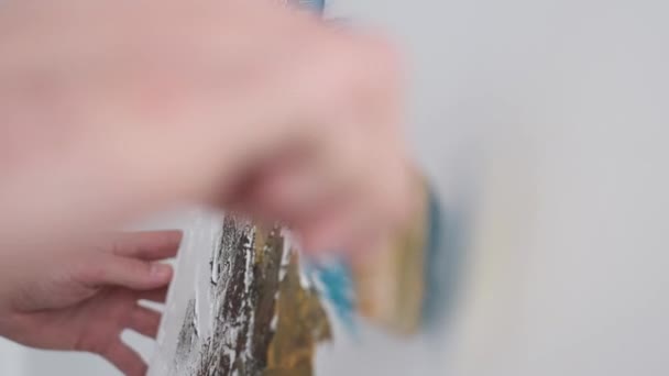 艺术家们用画笔在画布上创作一幅抽象画 画得很近 冷色彩的绘画 — 图库视频影像