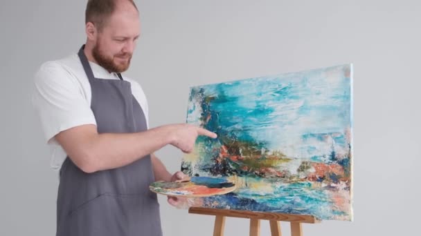 Yetenekli Sanatçı Yaratılmış Soyut Resmi Gösterir Neşeli Sanatçı Baş Parmağını — Stok video