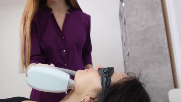 Een Mooie Vrouw Met Gezichtshaar Verwijderd Door Een Schoonheidsspecialiste Laserepilatie — Stockvideo