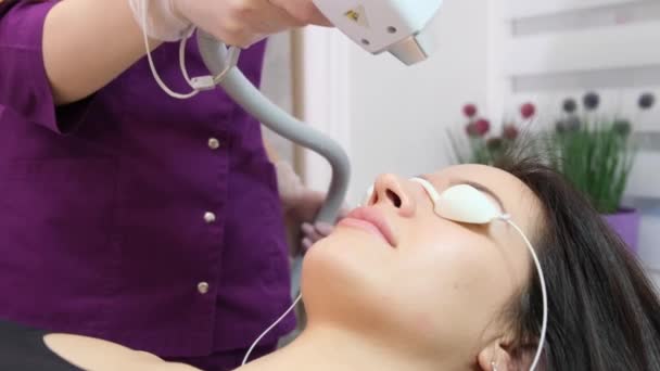 Close Beeld Van Schoonheidsspecialisten Handen Doen Cosmetische Procedures Voor Vrouwen — Stockvideo