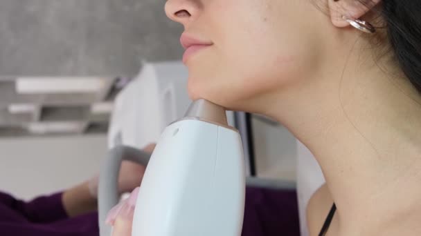 Вертикальное Видео Лазерная Эпиляция Лице Косметолог Удаляет Нежелательные Волосы Теле — стоковое видео