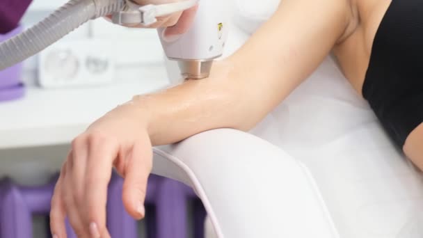 Esteticista Profissional Remove Cabelo Mãos Mulheres Com Laser Cuidados Com — Vídeo de Stock