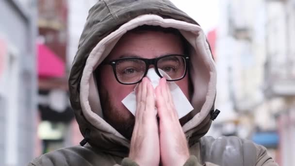 Homem Doente Usando Lenço Sofrendo Gripe Doente Insalubre Com Guardanapo — Vídeo de Stock