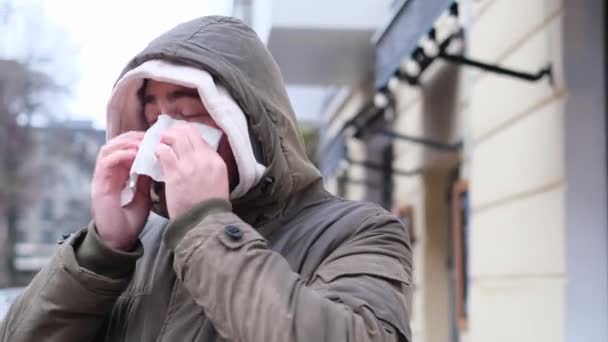 一个病童在雨中在大街中央打喷嚏 不健康的家伙有流感症状 大流行病概念 4K视频 — 图库视频影像