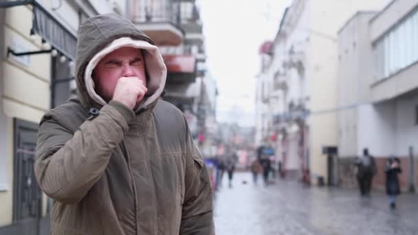 Portré Egy Beteg Kaukázusi Férfiról Aki Tüsszent Miközben Esőben Áll — Stock videók