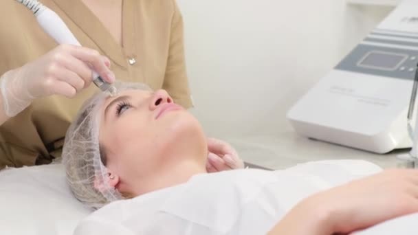 Cosmetology Hardware Procedure Cleansing Exfoliation Deep Moisturizing Skin Young Woman — Stock videók
