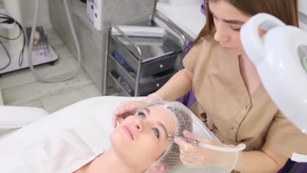 Cosmetologist Performs Diamond Dermabrasion Procedure Polishing Face Using Nozzles Sprinkled — Stockvideo