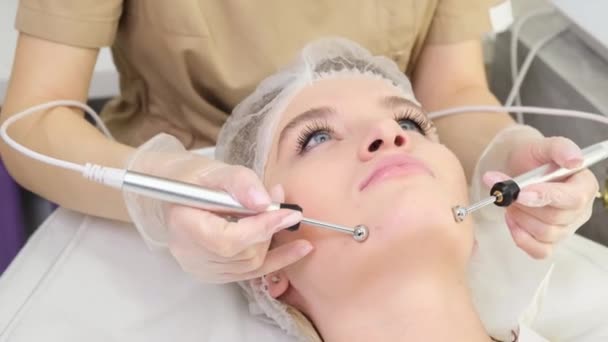 Cosmetological Treatment Microcurrent Skin Face Low Frequency Current Pulses Prevent — Stock video