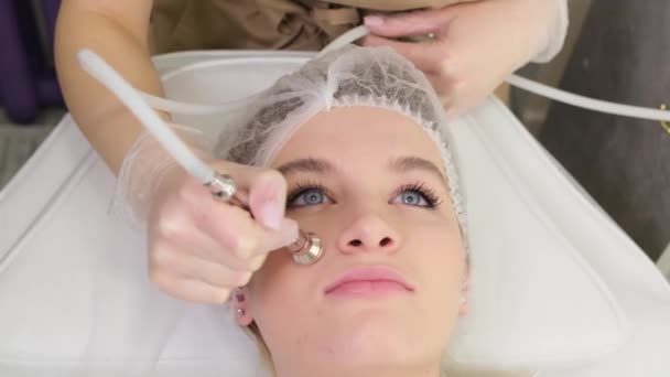 Cosmetologist Performs Medical Procedures Help Medical Equipment Performs Hydro Peeling — Vídeo de stock