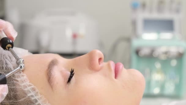 美容師は低周波電流のパルスで顔に治療手順を実行します 顔の皮膚の治療と早期老化プロセスの予防 — ストック動画