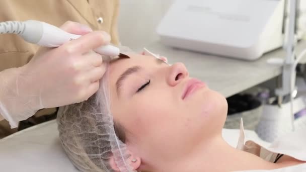 一名妇女用超声波法进行面部深层清洁 防止过早老化过程 — 图库视频影像
