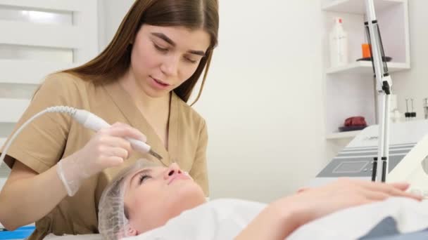 顔の皮膚上の微量電流の化粧品治療 早期老化プロセスを防ぐための低周波電流パルス 4Kビデオ — ストック動画