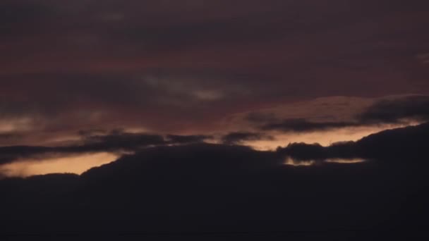 日没時に黒い雲と劇的な空 太陽は地平線上に沈む 美しい夜空の時間経過 4Kビデオ — ストック動画