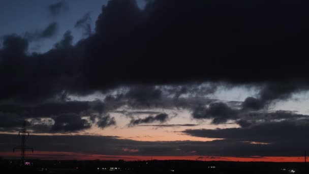 Енергоспоживання Міста Тлі Неба Темними Хмарами Заході Сонця Сонце Над — стокове відео