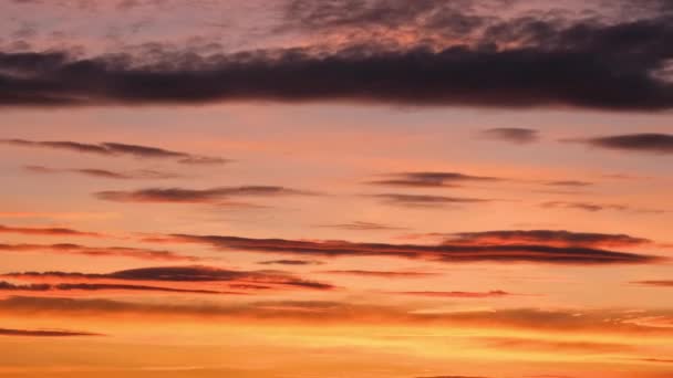 美しい雲 太陽の背景とオレンジの赤い夕日 日没の空劇的な積雲の動きの時間の経過 4Kビデオ — ストック動画