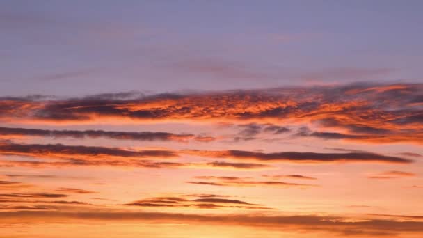 オレンジの空の雲の美しいクイックショット 太陽は地平線の後ろに沈む 赤い空の時間の経過 — ストック動画