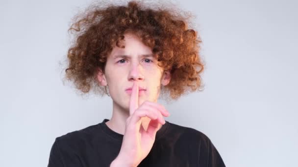 Mysterieuze Krullenbol Europese Man Drukt Zijn Wijsvinger Tegen Zijn Lippen — Stockvideo
