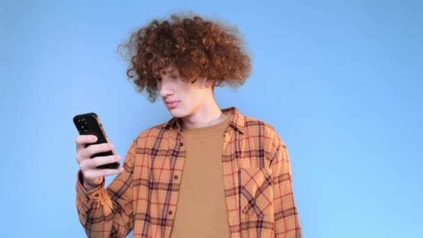 Happy American Student Med Smartphone Hænderne Blå Baggrund Jackpot Vindende – Stock-video