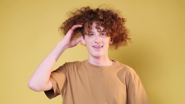 Πορτραίτο Ενός Τύπου Σγουρά Καστανά Μαλλιά Απομονωμένο Κίτρινο Φόντο Στο — Αρχείο Βίντεο