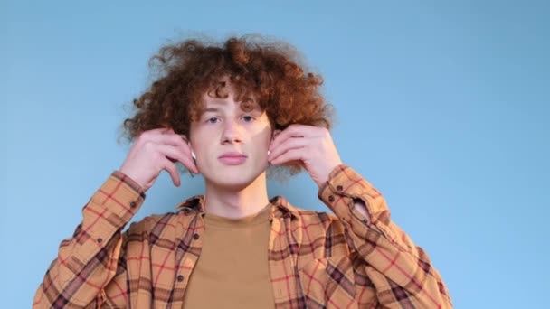 Kablosuz Kulaklıklı Şık Avrupalı Öğrenci Stüdyoda Mavi Arka Planda Müzik — Stok video