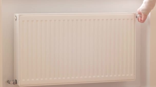 室内暖气散热器的管理 打开电池面板上的水龙头 加热房间 在寒冷季节用电池取暖 — 图库视频影像