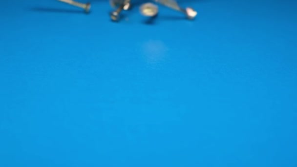 Крупный План Плотницких Винтов Синем Фоне Металлические Винты Столе Концепция — стоковое видео