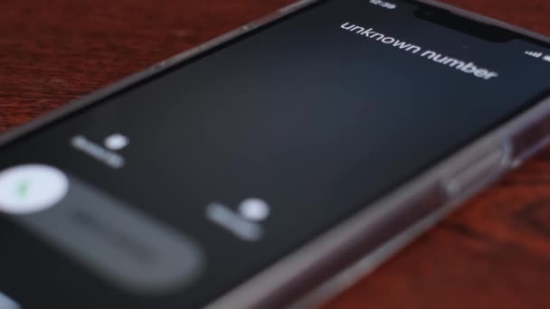 未知の数は スマートフォンを呼び出しています 黒の背景に着信コール画面のアニメーション 4Kビデオ — ストック動画