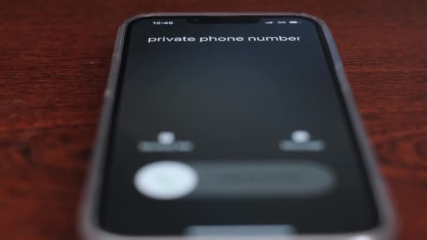 智能手机屏幕上一个私人号码的来电 骗子的不明电话 4K视频 — 图库视频影像