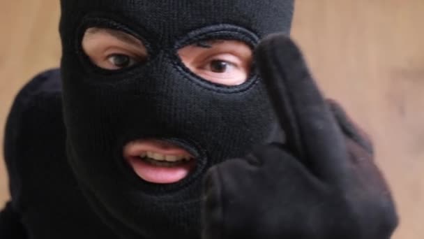 一个戴着黑色面具的咄咄逼人的男人对着监控摄像头大喊 房子里的窃贼 — 图库视频影像
