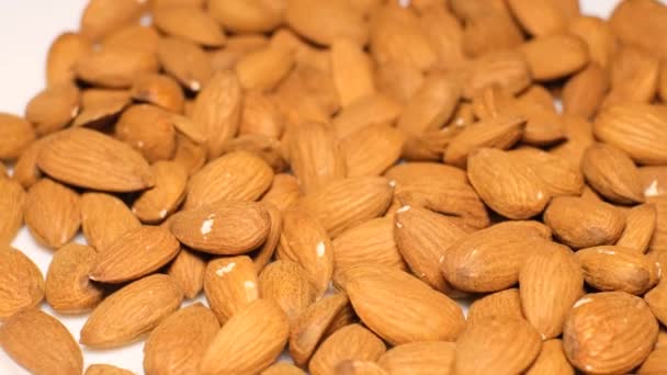 Almond Mentah Dalam Cangkang Dalam Mangkuk Putih Konsep Makanan Sehat — Stok Video