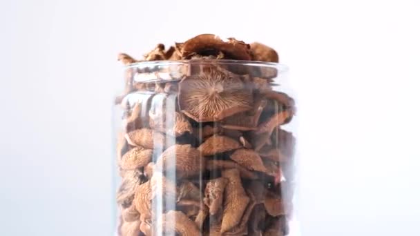 乾燥したキノコの瓶が円で回転します 森の中で採集された有機純キノコ 料理のコンセプト — ストック動画
