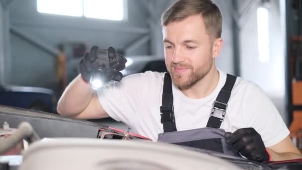 Portrait Car Mechanic Flashlight Service Station Car Repair Video — Video Stock