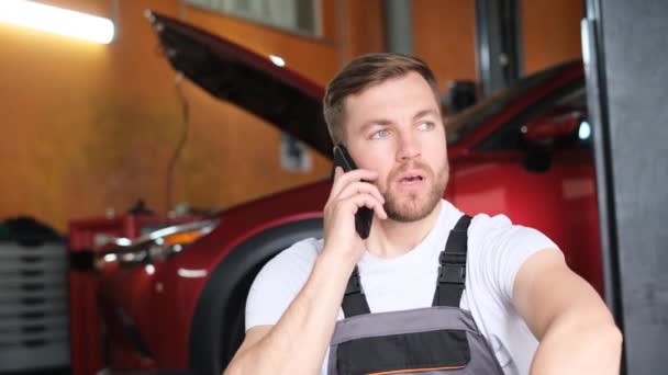 Mechanic Uniform Talking Phone Owner Car Concept Electric Car Repair — Wideo stockowe