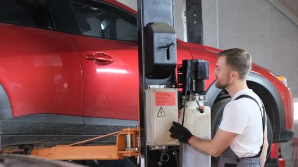 Car Mechanic Lifts Car Check Chassis Service Station Video — Stock Video