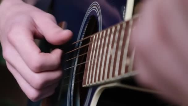 Молодий Стильний Хлопець Грає Гітарі Сидячи Дивані Вдома Вчимося Грати — стокове відео