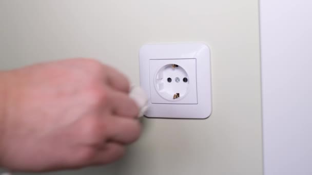 電気網からの火災の防止 アパートのコンセントから電気製品をオフにします 4Kビデオ — ストック動画