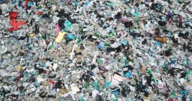 Çöp sahasında plastik şişeler ve diğer plastik, cam ve organik maddeler israfı. Atık işleme ve imha ihtiyacı