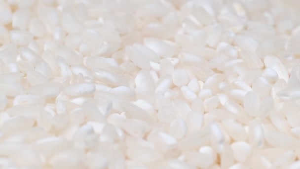 カメラの上で回転する白い米の穀物の大規模な数のクローズアップ 部隊だ — ストック動画
