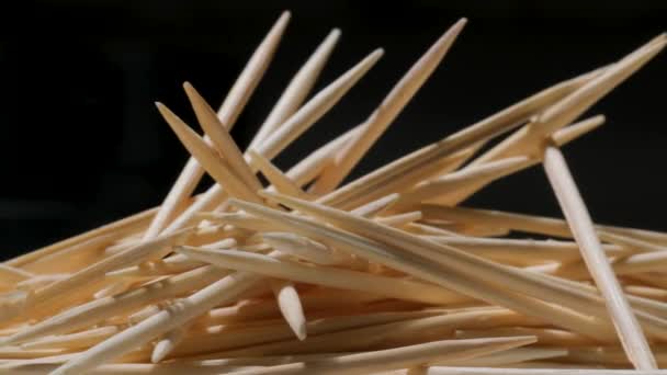 Pile Wooden Toothpicks Black Background Macro Texture Movement Circle — Vídeo de stock