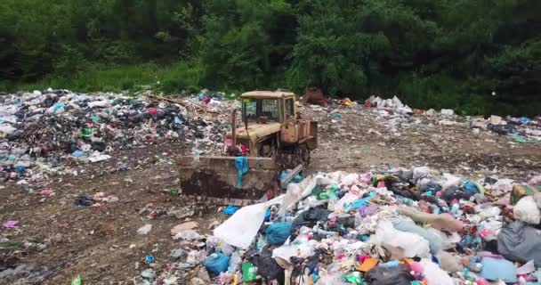Sebuah Saluran Tempat Pembuangan Sampah Besar Sampah Diurutkan Untuk Daur — Stok Video