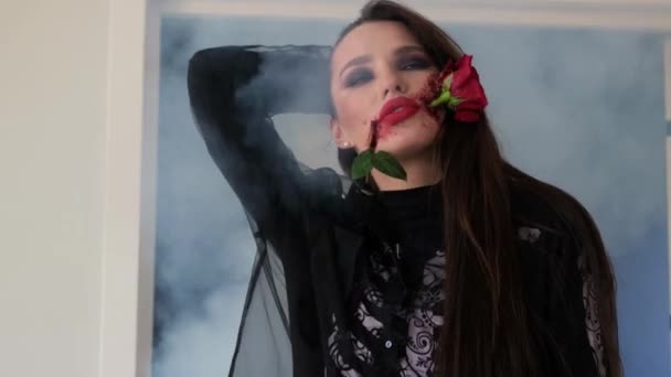 バラの花の化粧での女性の死と死者の日のためのサンタ ムエルテの衣装 死者の日のメキシコの伝統 — ストック動画