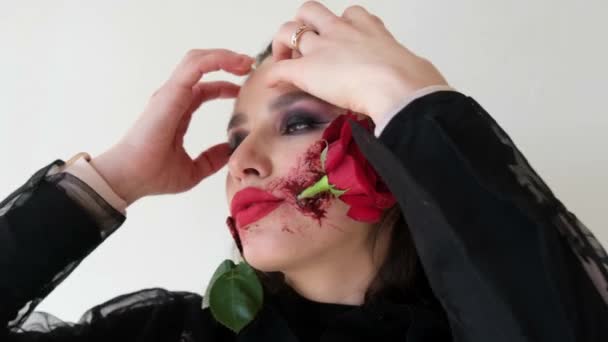 在巴西 化妆庆祝狂欢节 一个带着玫瑰花的僵尸女人的画像 脸上的妆很清凉 — 图库视频影像